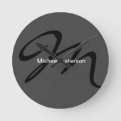 Ausgereifte Script Monogram Initial Modern Gray Runde Wanduhr (Vorderseite)