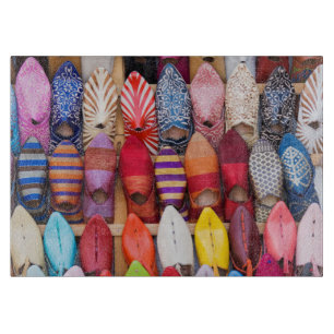 Ausgestellte Schuhe in einem Geschäft in den Souks Schneidebrett