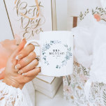 AUSHA Elegant Dusty Blue Floral Mrs. Wedding Kaffeetasse<br><div class="desc">Die Tasse aus Brautkaffee besticht durch elegante,  staubige Blumen und weiße Blumen und einen eleganten minimalistischen Schriftart. Es ist perfekt für jede zukünftige Braut.</div>
