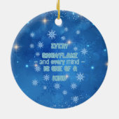 Ausome Winter – One of a Kind Snowflake Giraffe Keramik Ornament (Hinten)