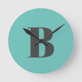 Ausschließlicher Aquamarin-Grau-Monogramm-Anfangsb Runde Wanduhr (Vorderseite)