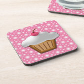 Ausschnitt-kleiner Kuchen mit rosa Kirsche auf die Getränkeuntersetzer (Linke Seite)