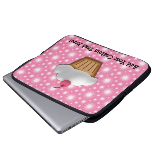 Ausschnitt-kleiner Kuchen mit rosa Kirsche auf die Laptopschutzhülle (Vorne Knopf)