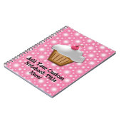 Ausschnitt-kleiner Kuchen mit rosa Kirsche auf die Notizblock (Linke Seite)