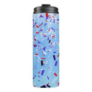 Ausschnitte aus blauem, rotem und schwarzem Papier Thermosbecher