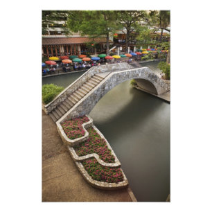 Außen-Café entlang des River Walk und Brücke über Fotodruck