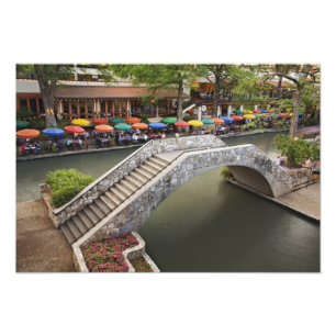 Außen-Café entlang des River Walk und Brücke über  Fotodruck