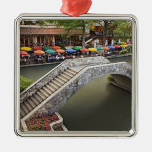 Außen-Café entlang des River Walk und Brücke über  Silbernes Ornament