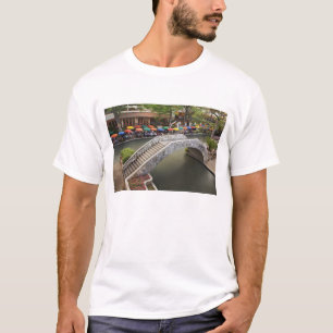 Außen-Café entlang des River Walk und Brücke über T-Shirt