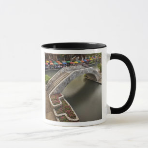 Außen-Café entlang des River Walk und Brücke über Tasse
