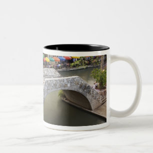 Außen-Café entlang des River Walk und Brücke über Zweifarbige Tasse