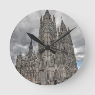 Außenansicht der Basilika in Quito, Ecuador Runde Wanduhr