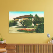 Außenansicht der Carnegie LibraryLakeport, CA Leinwanddruck (Insitu (Wohnzimmer))