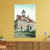 Außenansicht der High SchoolYreka, CA Leinwanddruck (Insitu (Wohnzimmer))