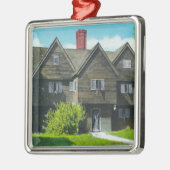 Außenansicht des alten Hexe-Hauses Silbernes Ornament (Links)