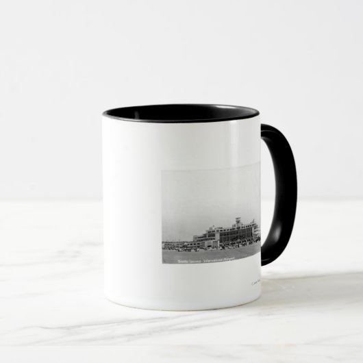 Außenansicht des Flughafens Seattle-Tacoma Int'l Tasse (VorderseiteRechts)