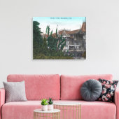 Außenansicht des Holly Oaks-Gebäude Leinwanddruck (Insitu (Wohnzimmer))