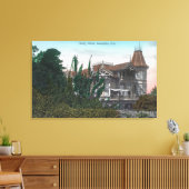 Außenansicht des Holly Oaks-Gebäude Leinwanddruck (Insitu (Wohnzimmer))