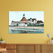 Außenansicht des Hotels del Coronado vom Pier aus Leinwanddruck (Insitu (Wohnzimmer))
