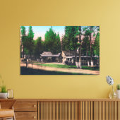 Außenansicht des Loch Lomond Resorts Leinwanddruck (Insitu (Wohnzimmer))