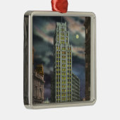 Außenansicht des Staats-Turm-Gebäude nachts Ornament Aus Metall (Rechts)