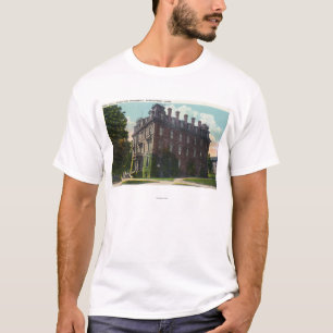 Außenansicht von Judd Hall, Wesleyan Universität T-Shirt