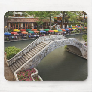 Außenbar entlang des River Walk und Brücke über 2 Mousepad