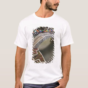 Außenbereich-Café entlang des River Walk und Brück T-Shirt