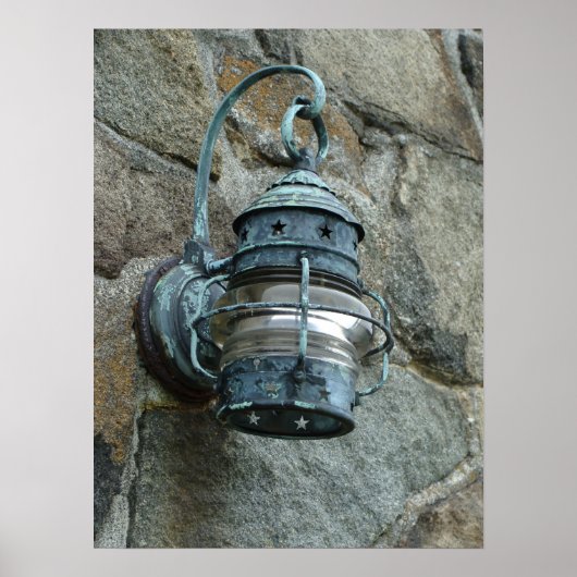 Außenleuchte an der Steinwand Poster (Vorne)