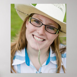 Außenportrait von lächelndem Kuhmädchen beißendes  Poster