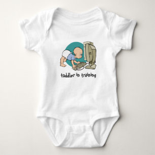 Aussenseiterkleinkind im Trainingst-shirt oder Baby Strampler