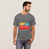Außer Kontrolle – Fette typografische Statement-Ge T-Shirt (Vorne ganz)