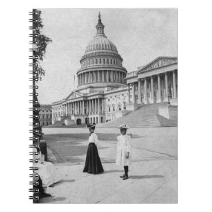Äußeres des Hauptstadts-Gebäude mit Frauen Notizblock