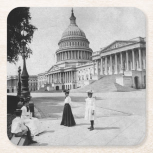 Äußeres des Hauptstadts-Gebäude mit Frauen Rechteckiger Pappuntersetzer