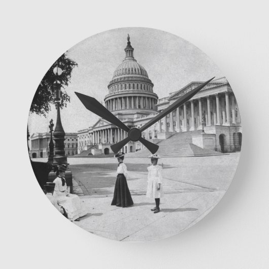 Äußeres des Hauptstadts-Gebäude mit Frauen Runde Wanduhr (Vorderseite)