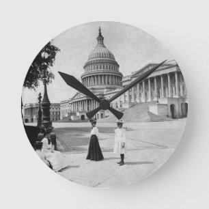 Äußeres des Hauptstadts-Gebäude mit Frauen Runde Wanduhr