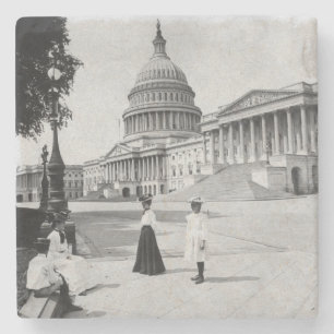 Äußeres des Hauptstadts-Gebäude mit Frauen Steinuntersetzer