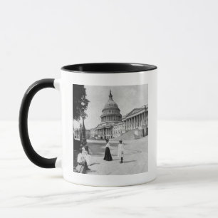 Äußeres des Hauptstadts-Gebäude mit Frauen Tasse