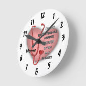 Außergewöhnliche Krankenschwester am roten Herzen Runde Wanduhr (Winkel)