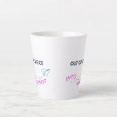 Außerhalb des Amtes. Into Mischief Milchtasse (Vorderseite)