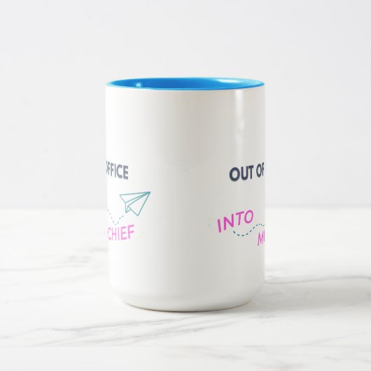 Außerhalb des Amtes. Into Mischief Zweifarbige Tasse (Mittel)