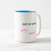 Außerhalb des Amtes. Into Mischief Zweifarbige Tasse (VorderseiteRechts)