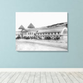 Außerhalb des größten Schwimmbades Leinwanddruck (Insitu (Holzboden))