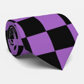 Außerhalb des Lavendels und des schwarz-karierten Krawatte (Gerollt)