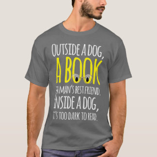 Außerhalb eines Hundes ist ein Buch ein männlicher T-Shirt