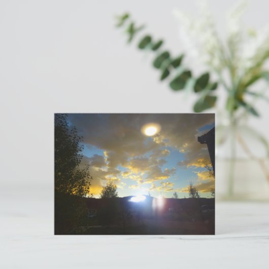 Außerirdische, die von einem UFO herabstrahlend Postkarte (Stehend Vorderseite)