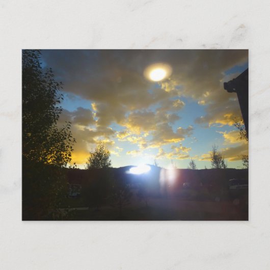 Außerirdische, die von einem UFO herabstrahlend Postkarte (Vorderseite)