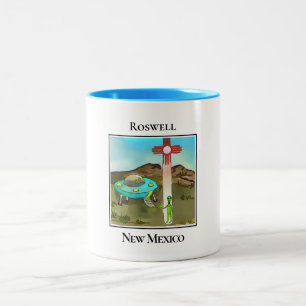 Außerirdischen, die in Roswell New Mexico landen Zweifarbige Tasse