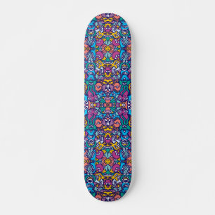 Außerirdischen im Doodle-Art-Stil in farbenfrohen Skateboard
