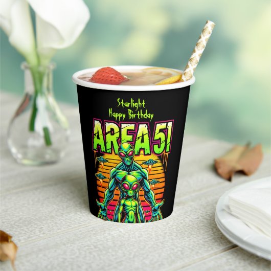 Außerirdischen wandern in der Nähe von Area 51 unt Pappbecher (In Situ)